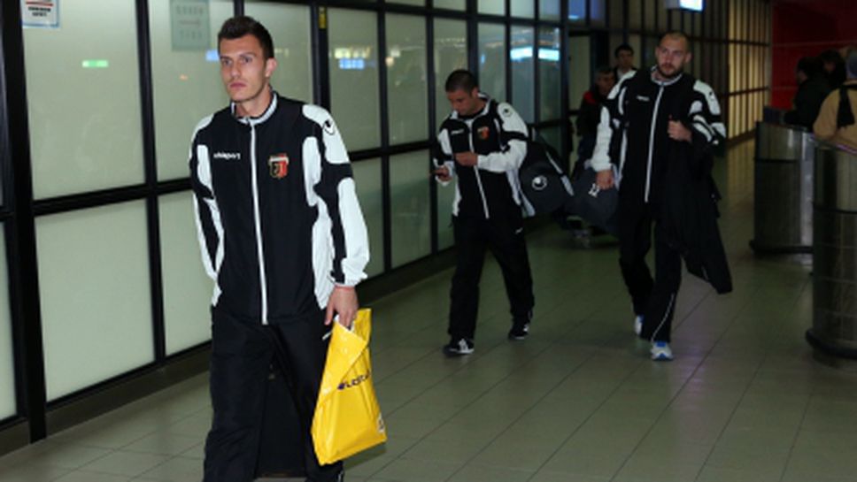 Фенове на Локо Пд на протест срещу контролите на Коко Динев (снимка)