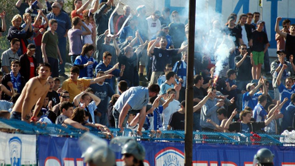 Феновете на Спартак (Варна) подкрепят хандбалния тим