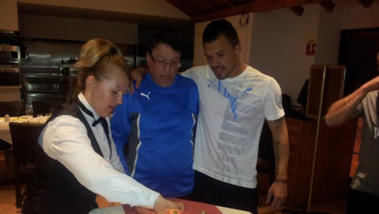 Зарадваха със специална торта рождениците Божинов и д-р Илиев в Кипър