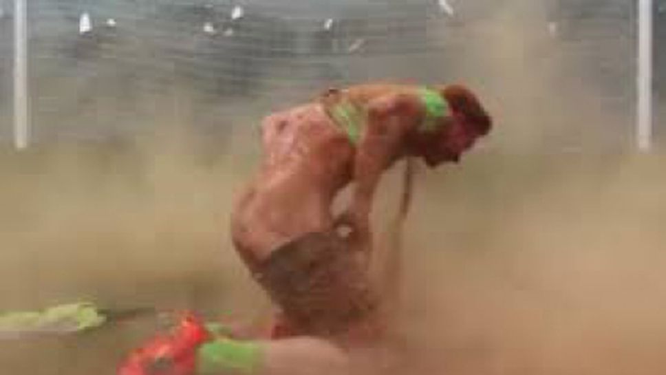 Засипаха футболист с един чувал канела (видео)