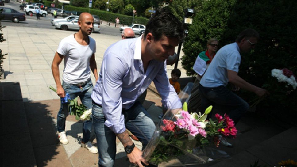 Представители на Левски ще поднесат цветя пред паметника на Апостола