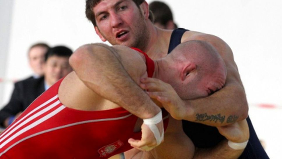 Владислав Методиев срещу медалист от олимпиада на старта турнира по борба "Никола Пeтров"