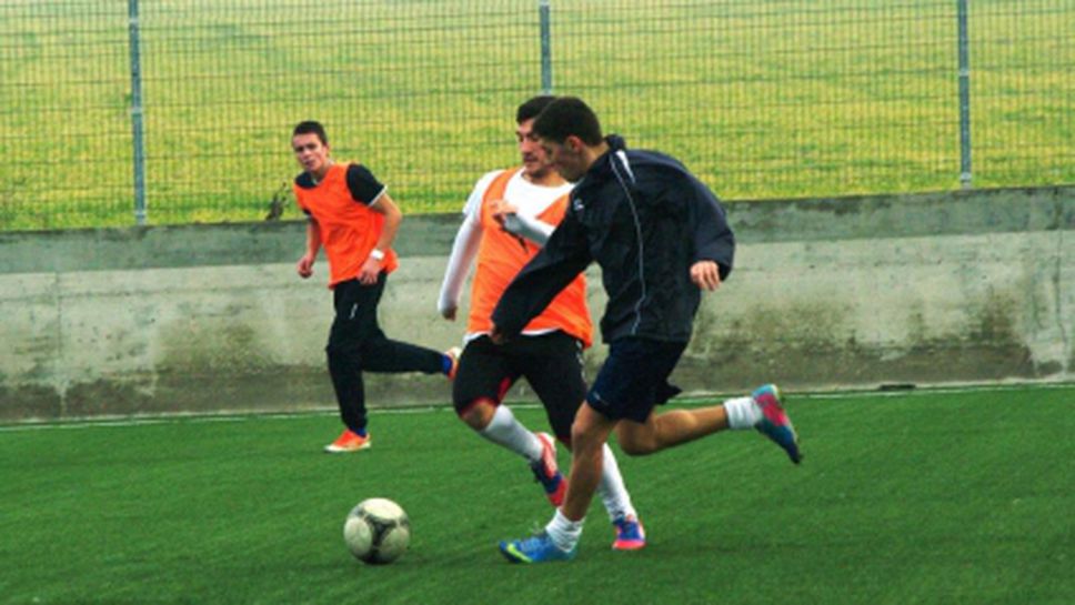 Юношите на Черноморец стартираха годината с победа