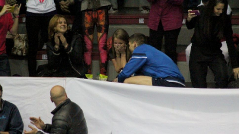 Волейболист на Левски предложи брак на приятелката си преди дербито с ЦСКА
