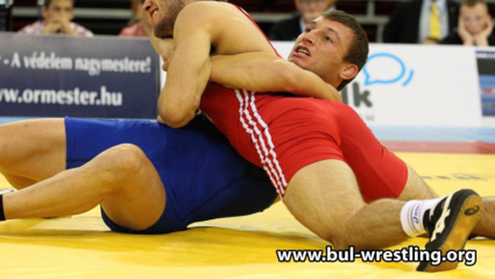 Александър Костадинов и Леонид Базан с поясите на "Никола Петров" и "Дан Колов"