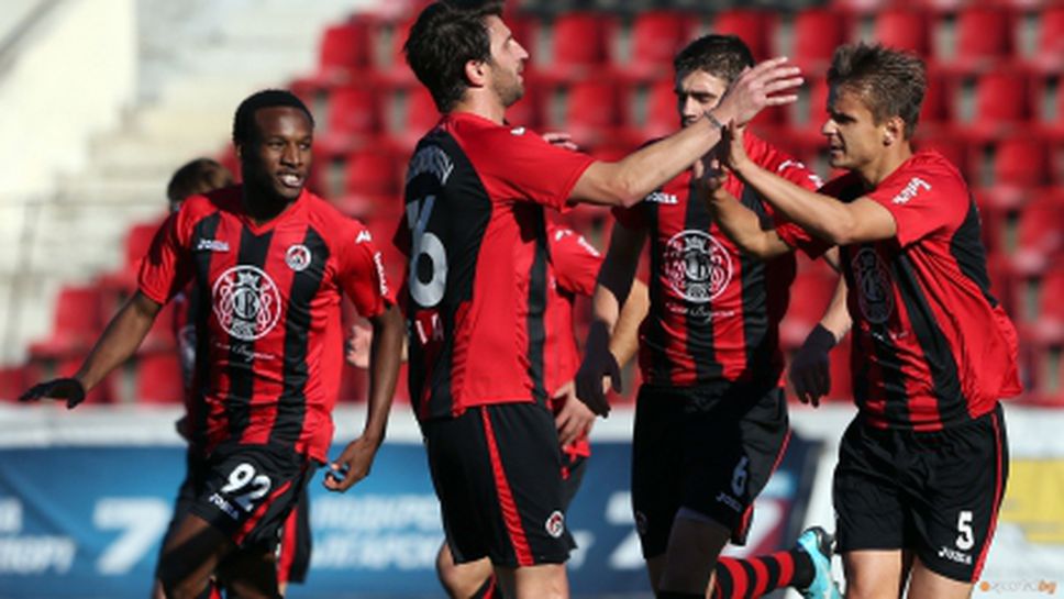 Раул пристигна в "Надежда", подписва до часове