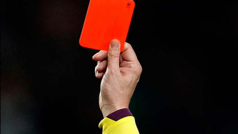 Вратар спаси дузпа и секунди след това получи червен картон (видео)