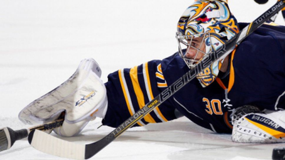 Вратарят на Бъфало с две асистенции при успех срещу Каролина
