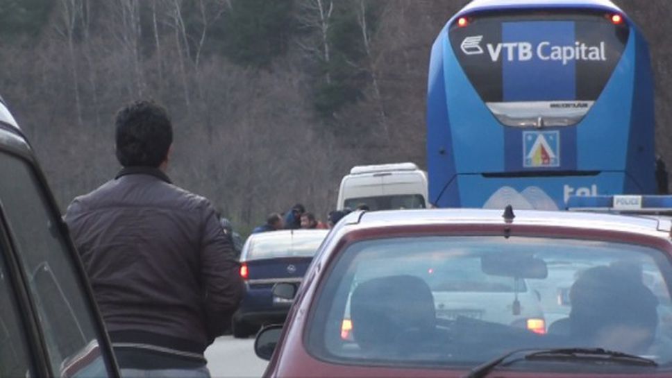Бесни фенове спряха автобуса на Левски на Предела