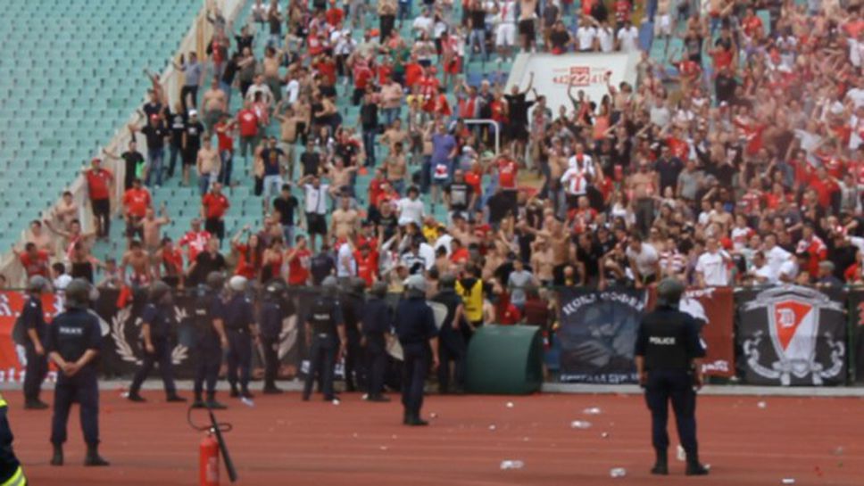 Фенове на ЦСКА се опитват да нахлуят на терена