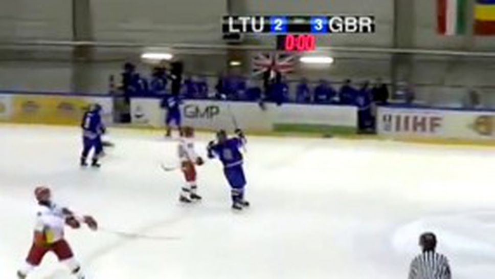 Нерви на леда! Литовски хокеист уцели съдия със стика си (видео)