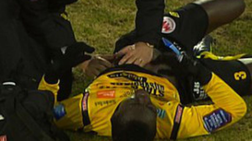 Уцелиха играч със стъклена бутилка в корема на мач в Швеция (видео + снимки)