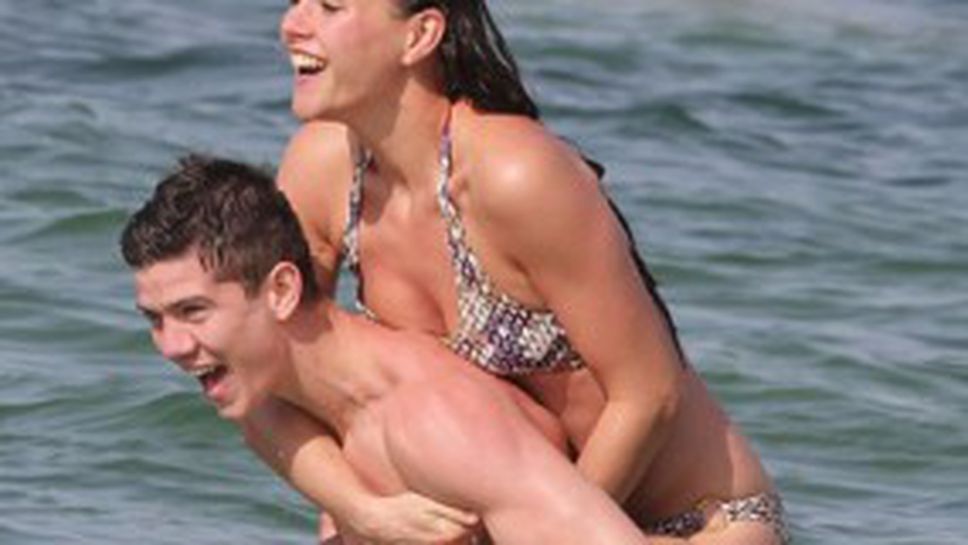 Олимпийски шампион се гушка с фотомодел на плажа в Дубай (снимки)