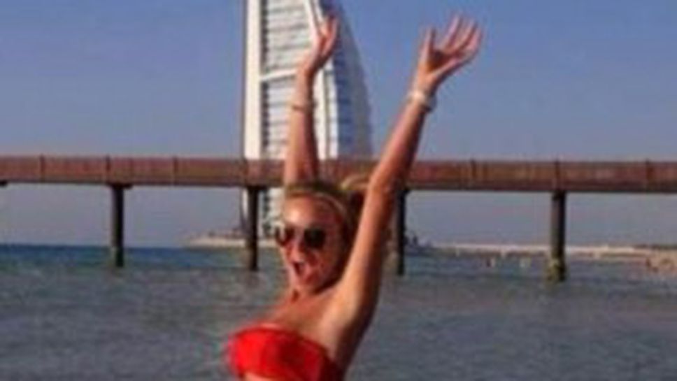 Жената на Джерард отдъхва на плажа в Дубай (снимки)