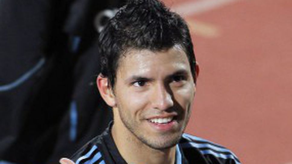 Агуеро показа уменията си с щека