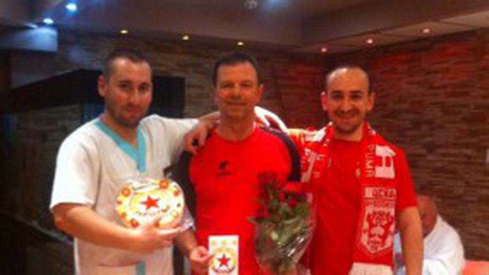 Фенове зарадваха Стойчо Младенов с торта за рождения ден (снимки)