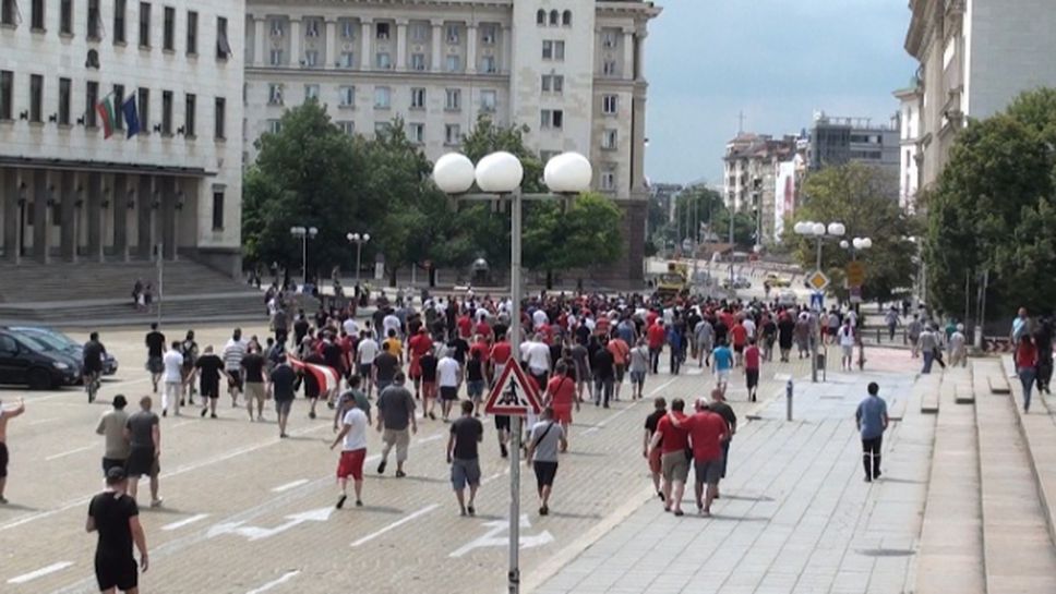Протестно шествие на феновете на ЦСКА блокира центъра на София