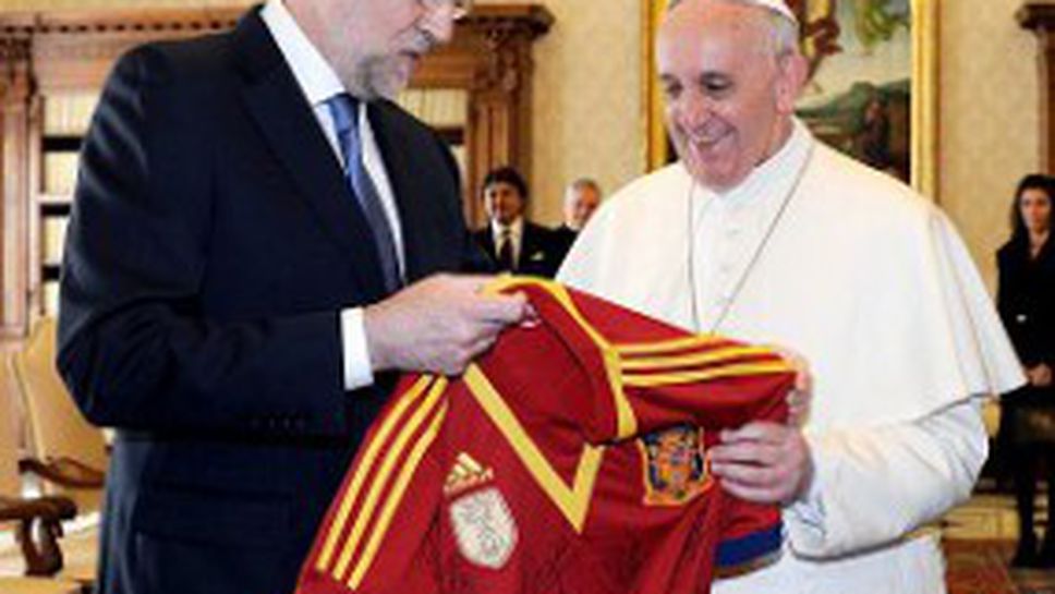 Папа Франциск получи фланелка на Испания