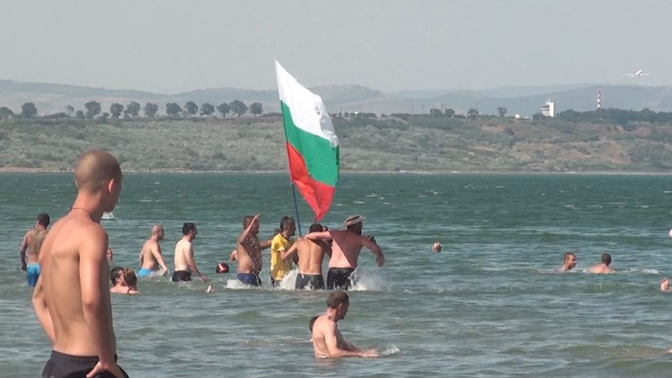 Феновете на Ботев загрявят с трибагреник в морето