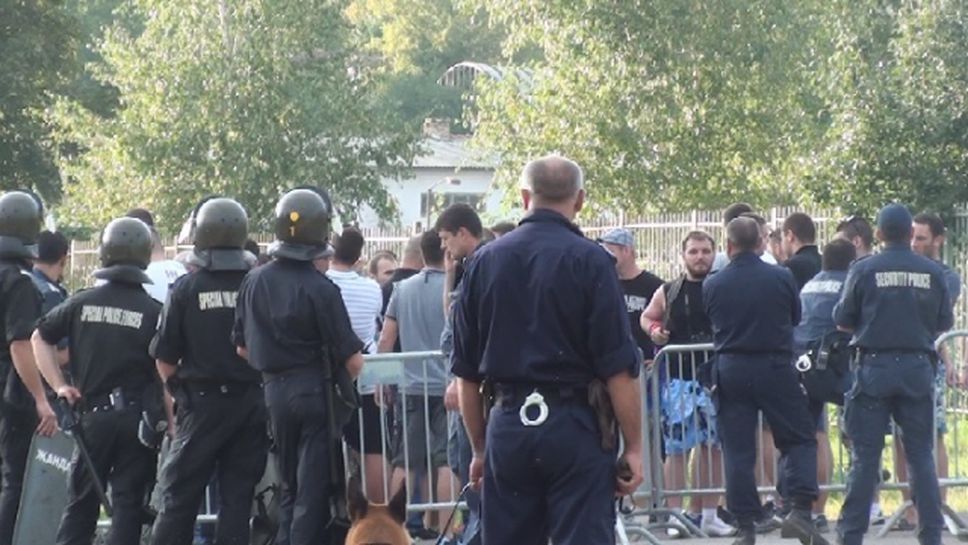 Полицията задържа феновете на Партизан пред стадиона