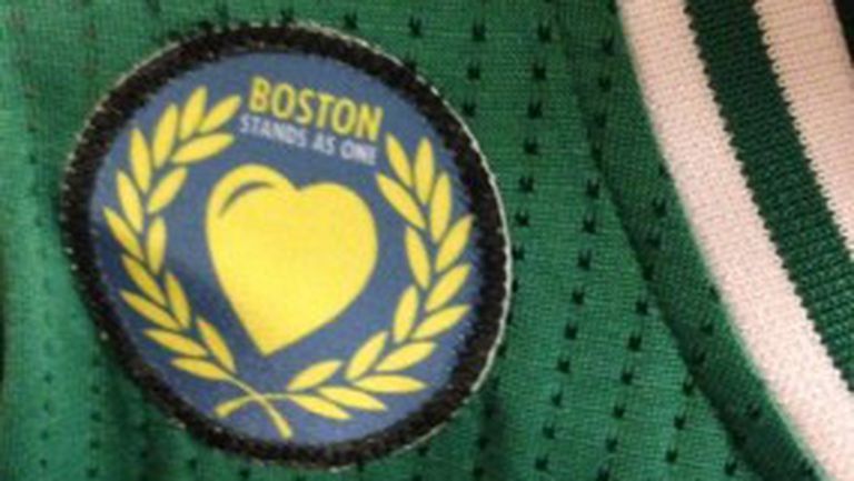 Селтикс почитат жертвите от маратона в Бостън