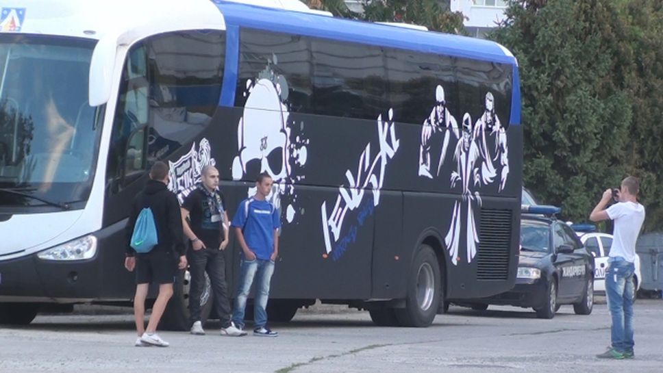 Феновете на Левски показаха брандирания си луксозен автобус