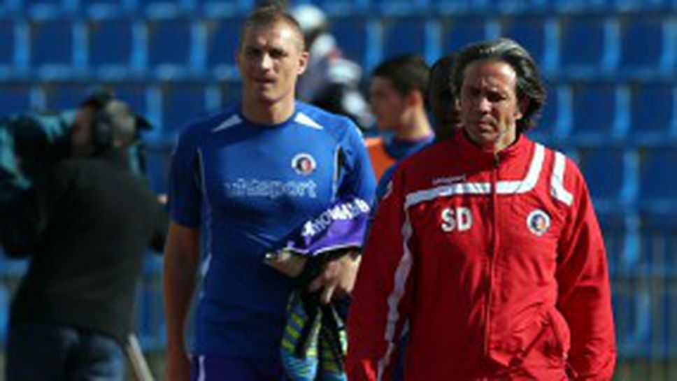 Треньорът на Етър се прибра в Турция