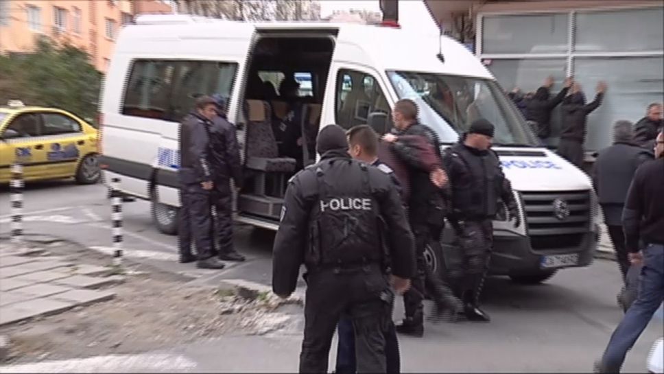 Вижте как арестуват феновете на Динамо в София