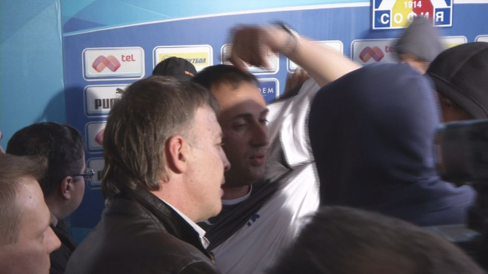 Невиждан скандал! Фенове на Левски съблякоха гол Ивайло Петев и го изхвърлиха брутално от "Герена"