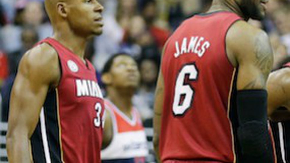 ЛеБрон бие Алън и Чалмърс на тройки, наказва ги с лицеви опори (видео)