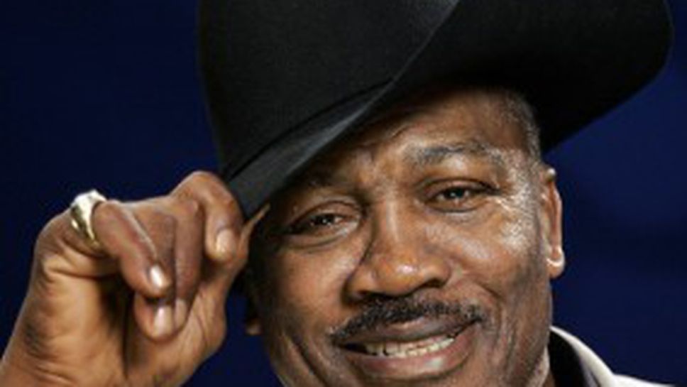 Вдигат статуя на Джо Фрейзър