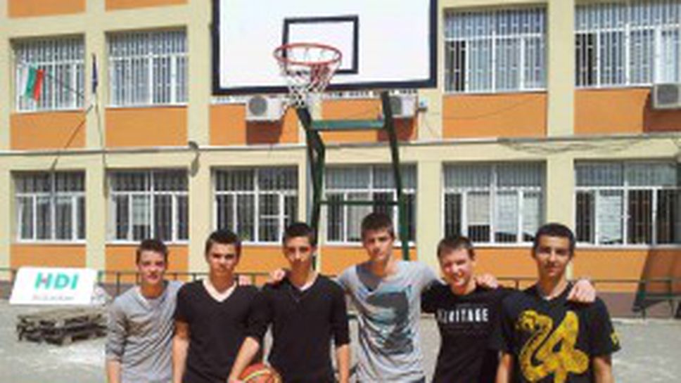 Тодор Стойков и Брендън Хийт връчват наградите на турнира по мини-баскетбол 3х3 "купа Манченко"