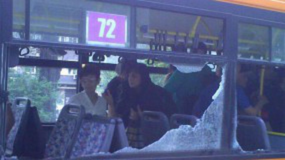 "Червени" фенове счупиха стъкло на автобус