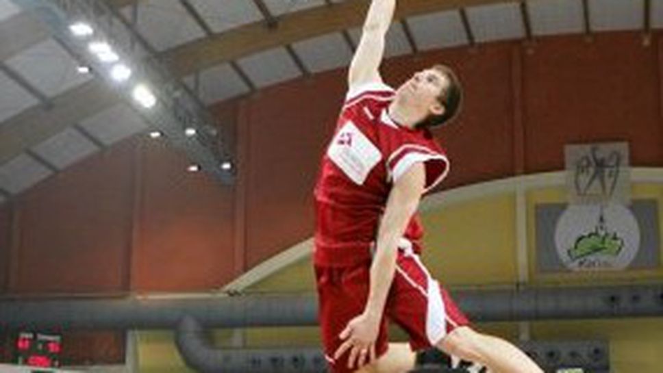 Поляк със страхотна забивка, прескочи петима (видео)