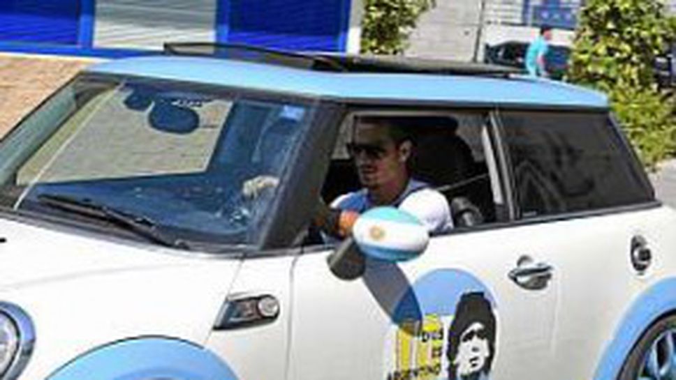 Освалдо подкара кола с лика на Марадона