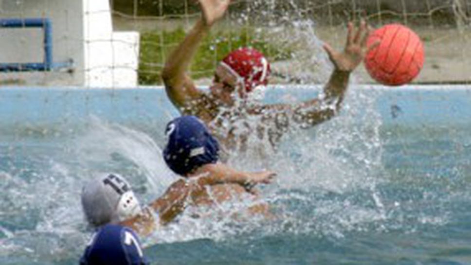 Националите по водна топка ще пътуват с пари назаем