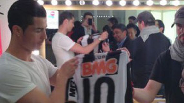 Роналдиньо зарадва Кристиано Роналдо с подарък
