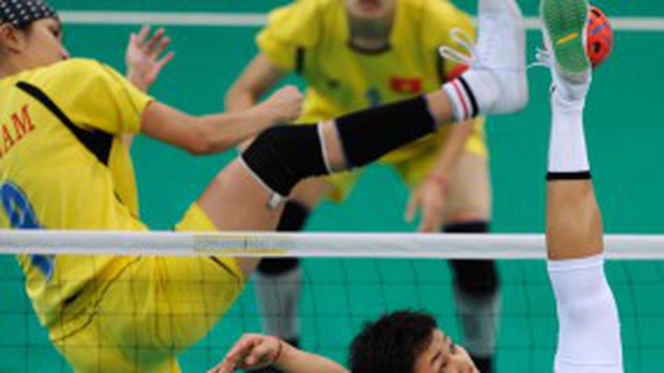В Азия играят волейбол с крака