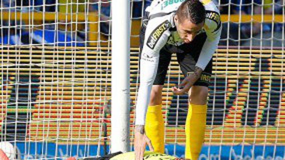 Вратар изпадна в безсъзнание, след като удари главата си в греда (Видео)