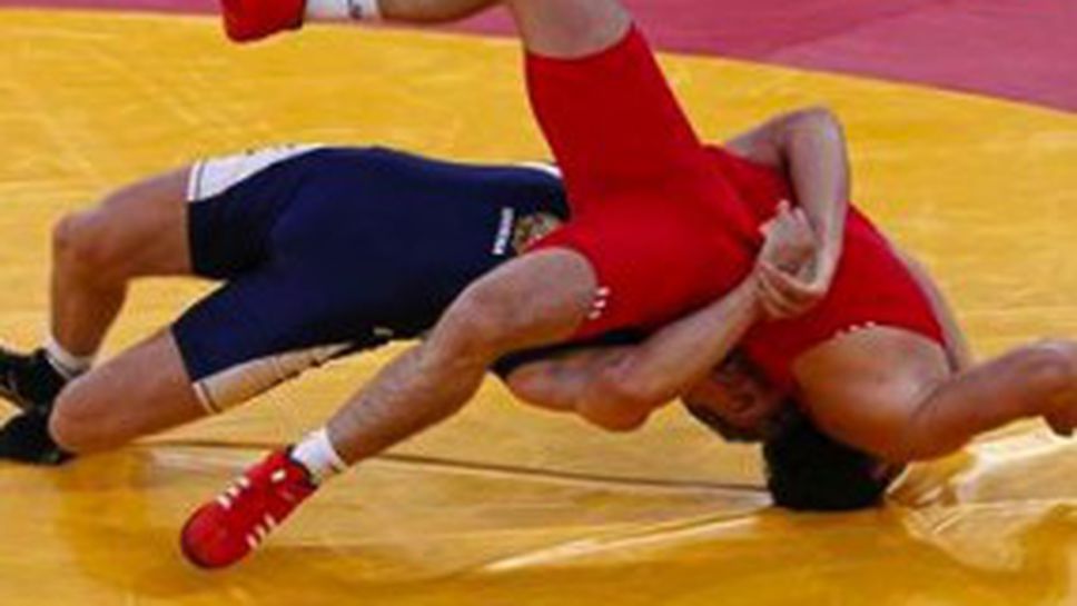 Япония брани борбата с 210 кг подписи