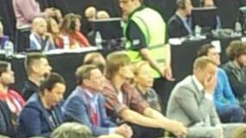 Кириленко гледа бившите си съотборници от първия ред