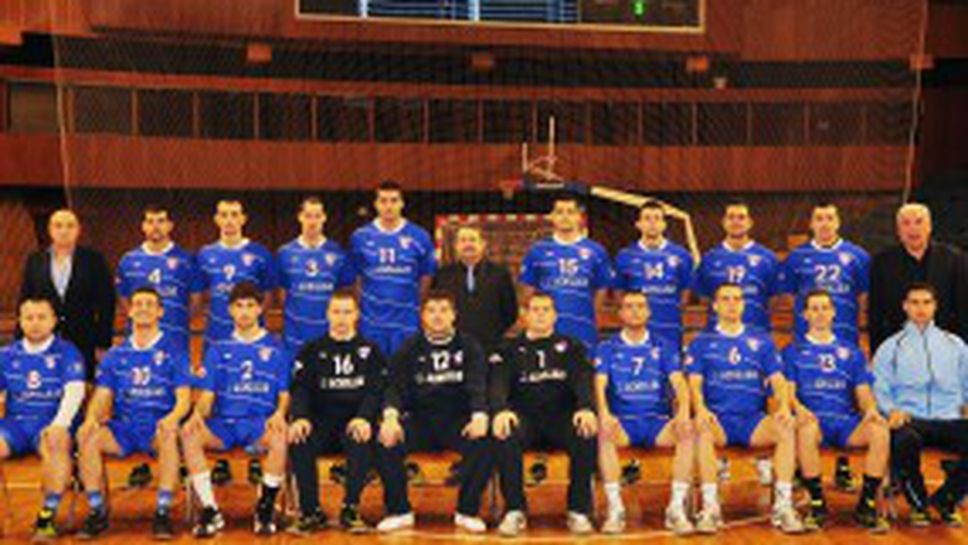 Хандбалистите на Спартак дръпнаха с 1:0 на Локомотив