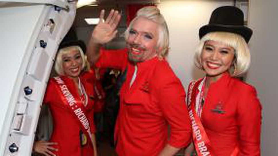 Ричард Брансън спази облога си и беше стюардеса (снимки)