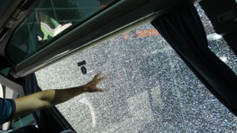Фенове на Берое счупиха стъкло на автобуса на Левски (снимка)