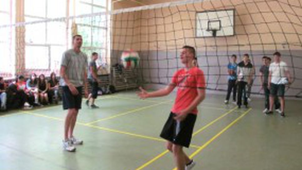 Светозар Иванов към ученици: Спортът помага много в живота!