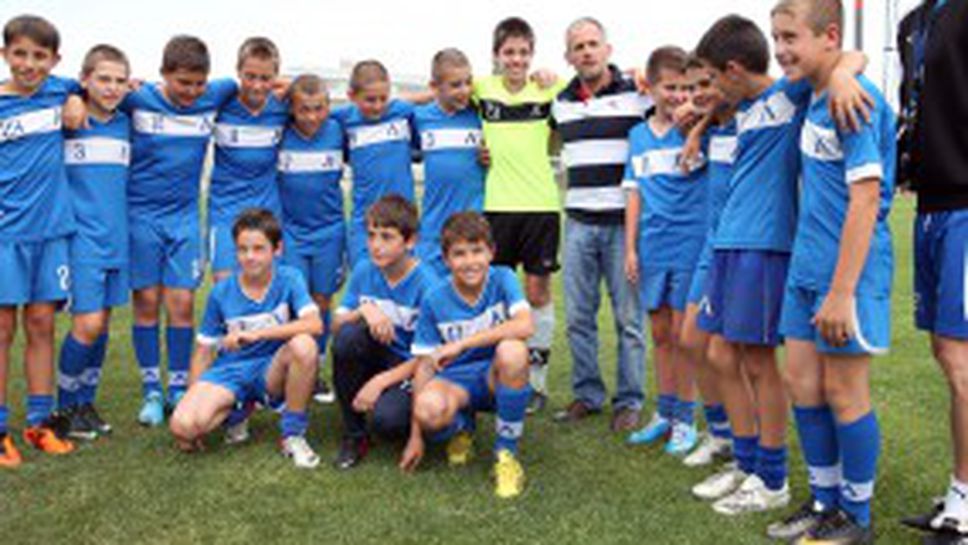 Йордан Йовчев посети децата на Левски, които ще участват във "Футбол за приятелство"