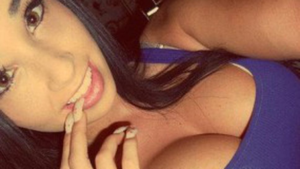 Дългучи разплакаха деколтирана брюнетка