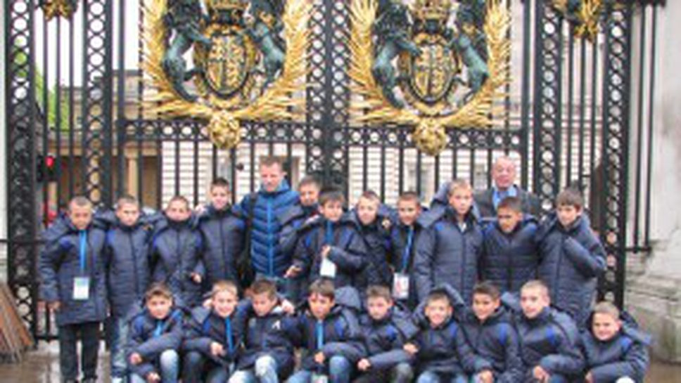 Децата на Левски пристигнаха в Лондон, за да участват във "Футбол за приятелство"