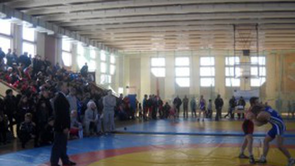 Пет медала за българите в първия ден на турнира в Румъния