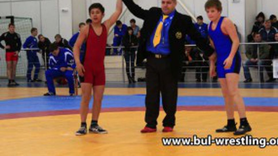 Юношите и девойките в борбата на турнир в Македония